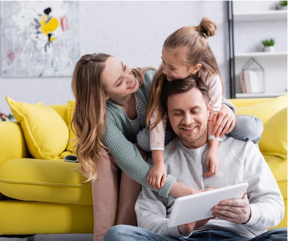 Familia Soleare feliz en su salón Familia Soleare feliz en su salón